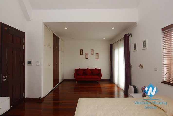 Hanoi furnished 4 bedrooms villa for let in Vinhomes Riverside with river view